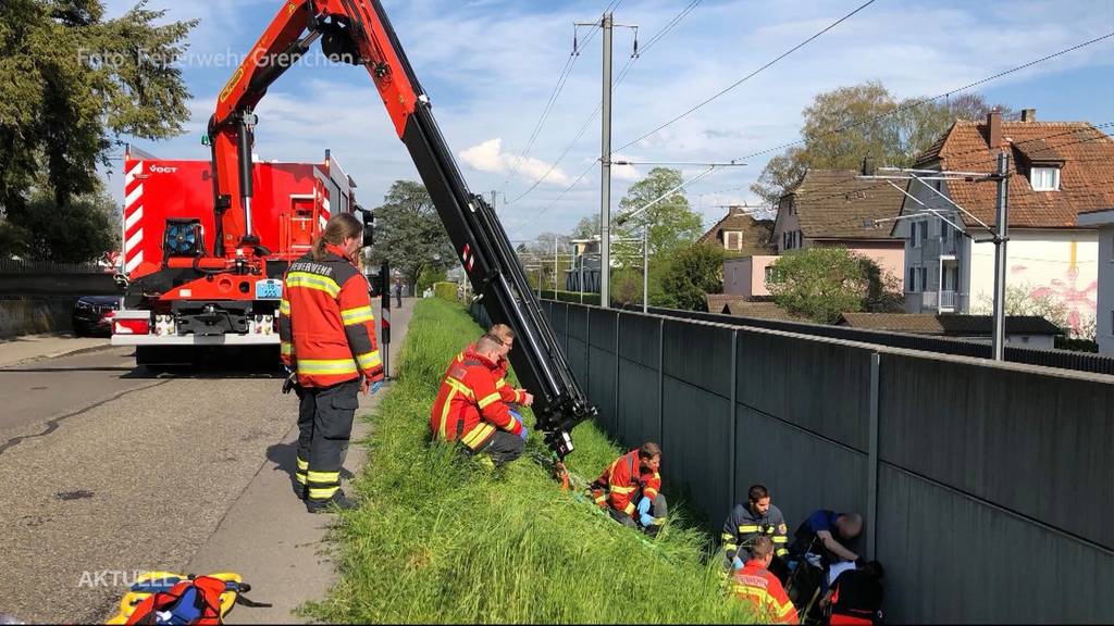 Sie half sofort, nachdem Rollstuhlfahrer Böschung hinunterstürzte