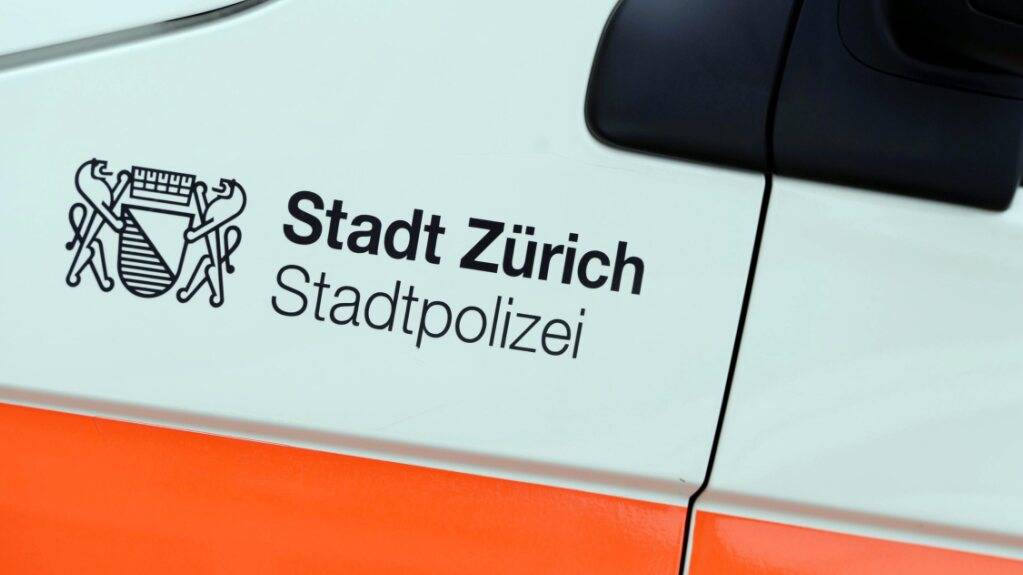 Ein 80-Jähriger soll auf sexuelle Handlungen mit einer 14-Jährigen aus gewesen sein. Die Polizei verhaftete ihn am Montag in Zürich. (Symbolbild)