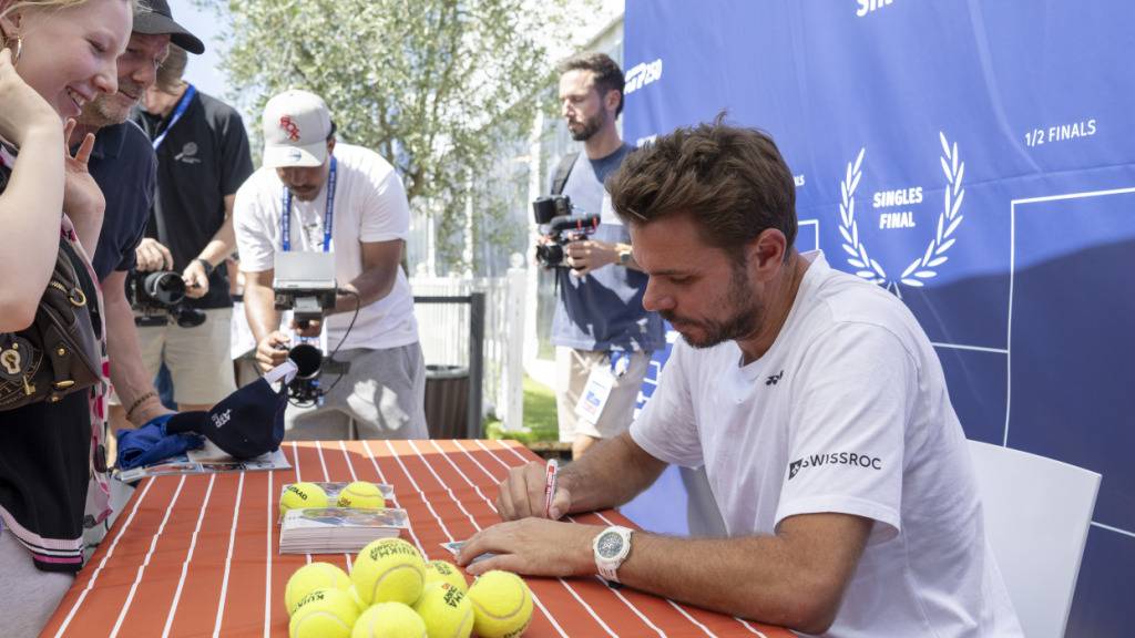 Schrieb am Sonntag unzählige Autogramme: Stan Wawrinka bei seiner Abschiedsfeier in Gstaad