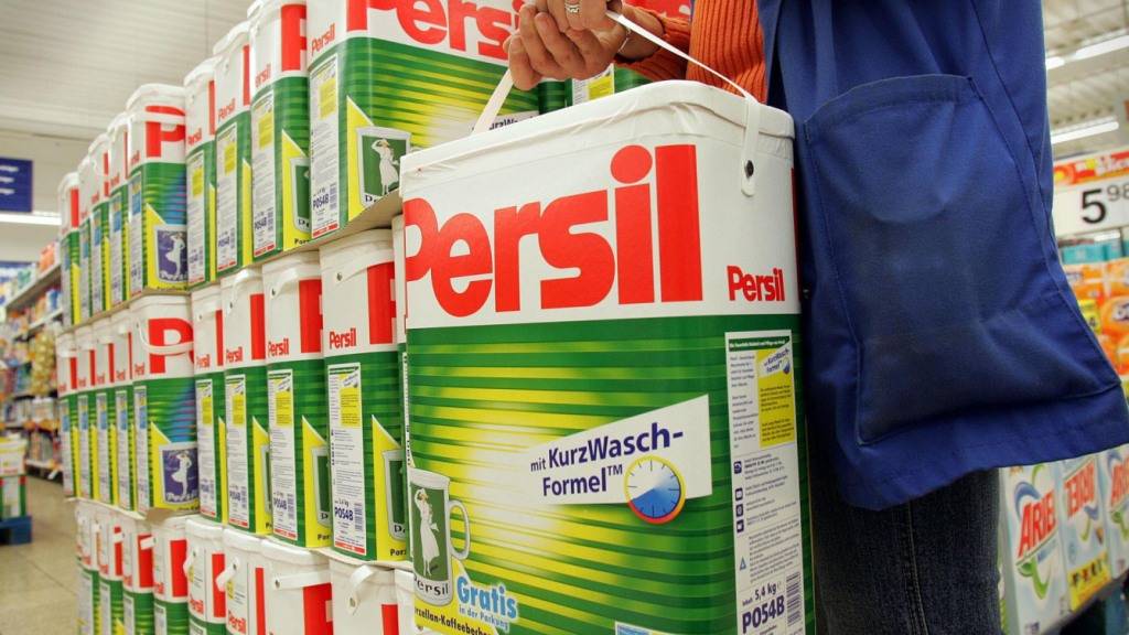 Der der Persil-Hersteller Henkel will wegen der anziehenden Geschäfte in seiner Konsumsparte 2024 eine Schippe drauflegen. Organisch dürfte der Gesamtumsatz gegenüber dem Vorjahr nun um 2,5 bis 4,5 Prozent zulegen. (Archivbild)