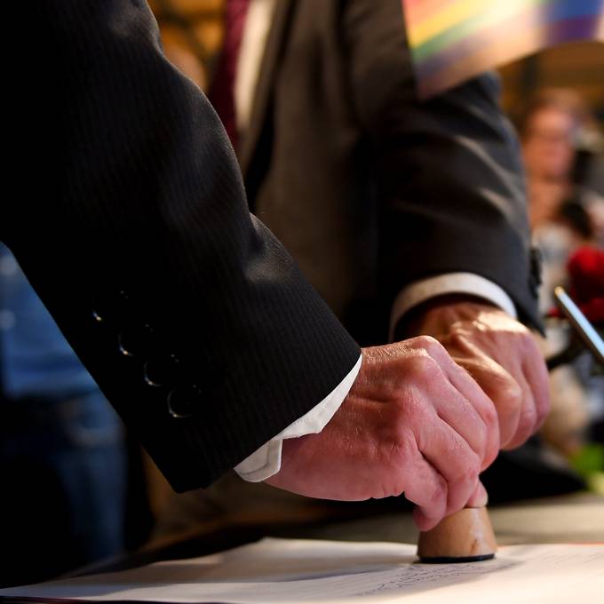 «Ehe für alle»-Gegner zeigen Raiffeisenbank Zug an