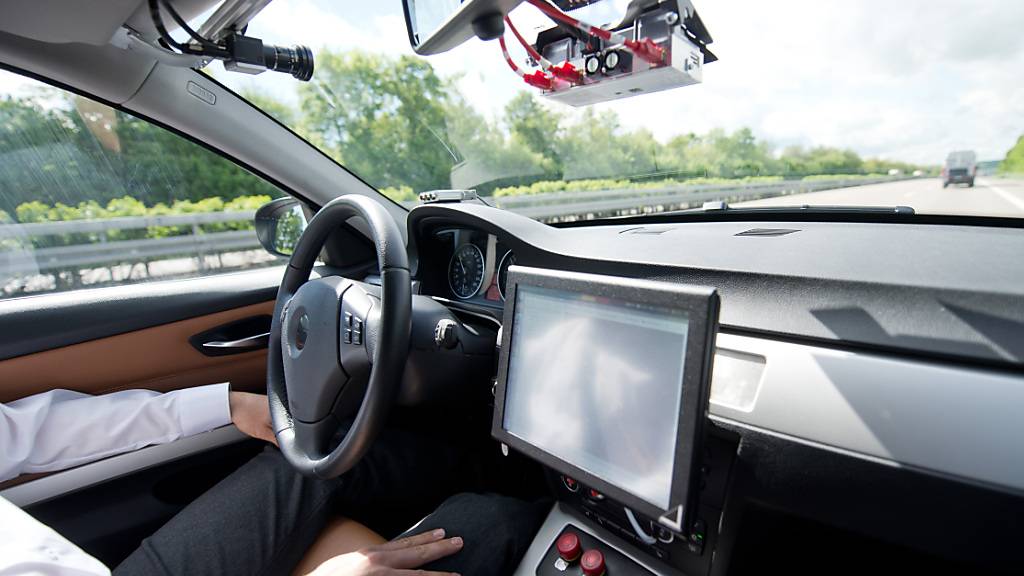 Lenkende von automatisierten Autos sollen in Zukunft das Steuer loslassen können. (Archivbild)