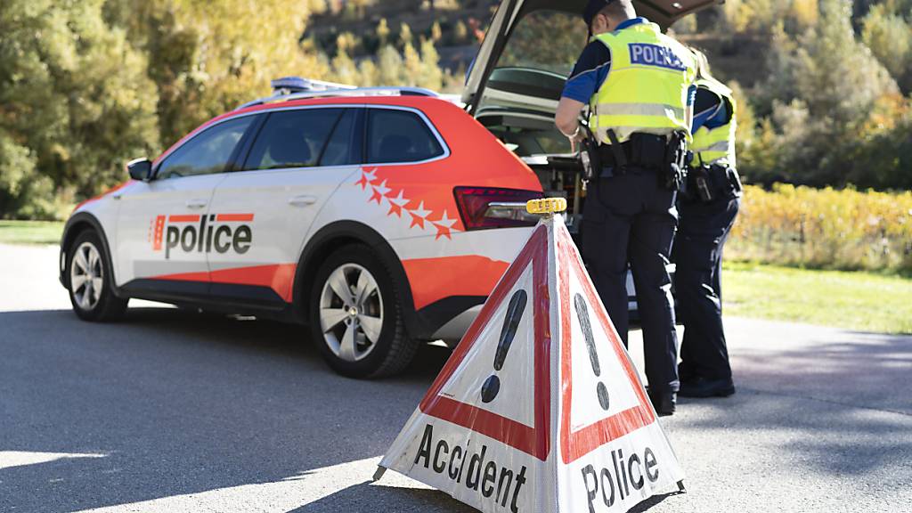 Zwei Senioren sterben bei Autounfall im Wallis