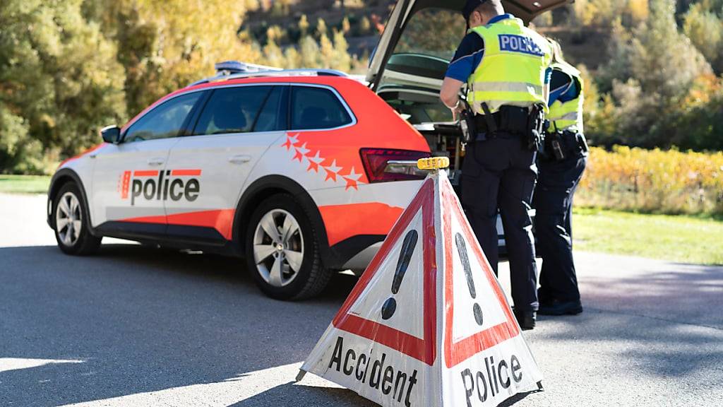 Die Walliser Kantonspolizei rückte am Freitagabend zu einem tödlichen Unfall in Orsières aus. (Symbolbild)