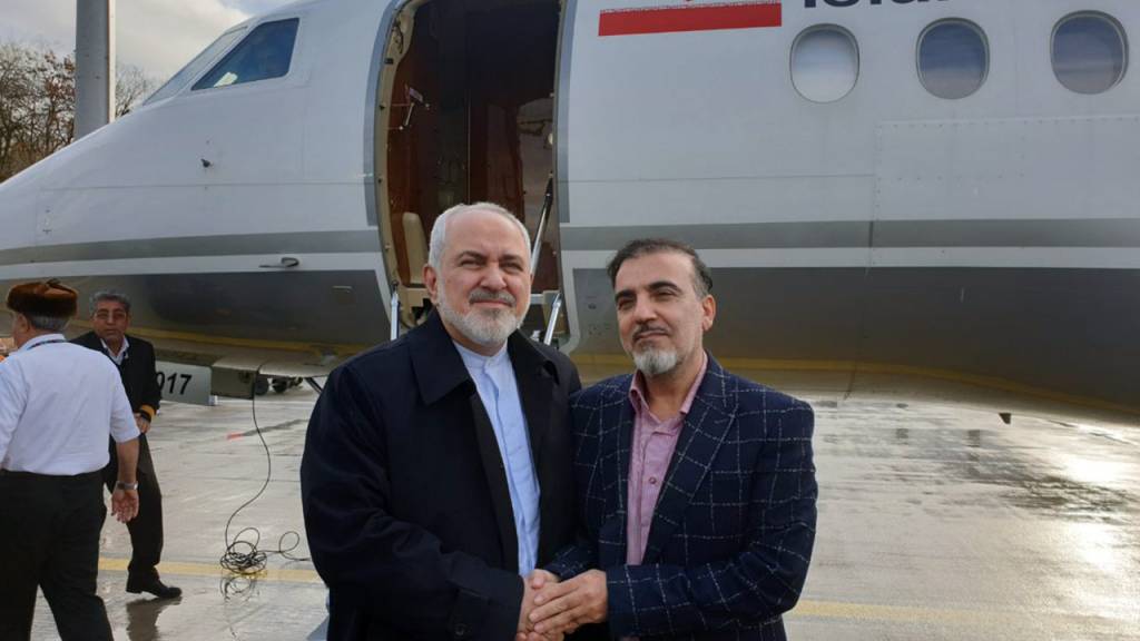Irans Aussenminister Mohammed Dschawad Sarif mit dem freigelassenen iranischen Professor Massud Soleimani am Flughafen Zürich.