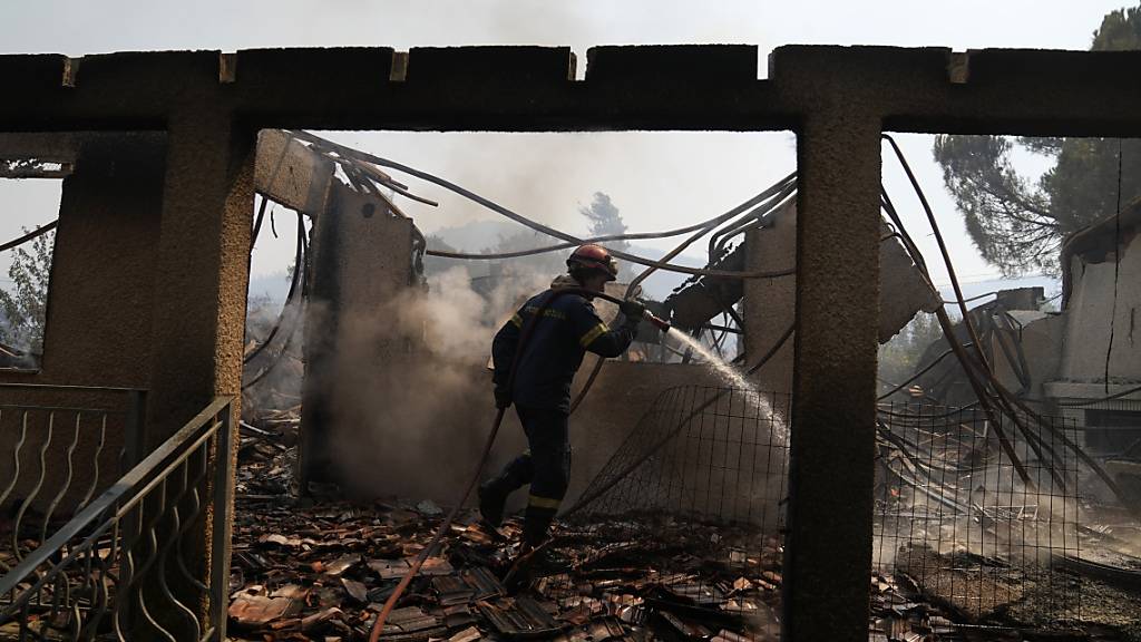 Erneut grosser Brand in der Nähe von Athen - Ortschaften evakuiert