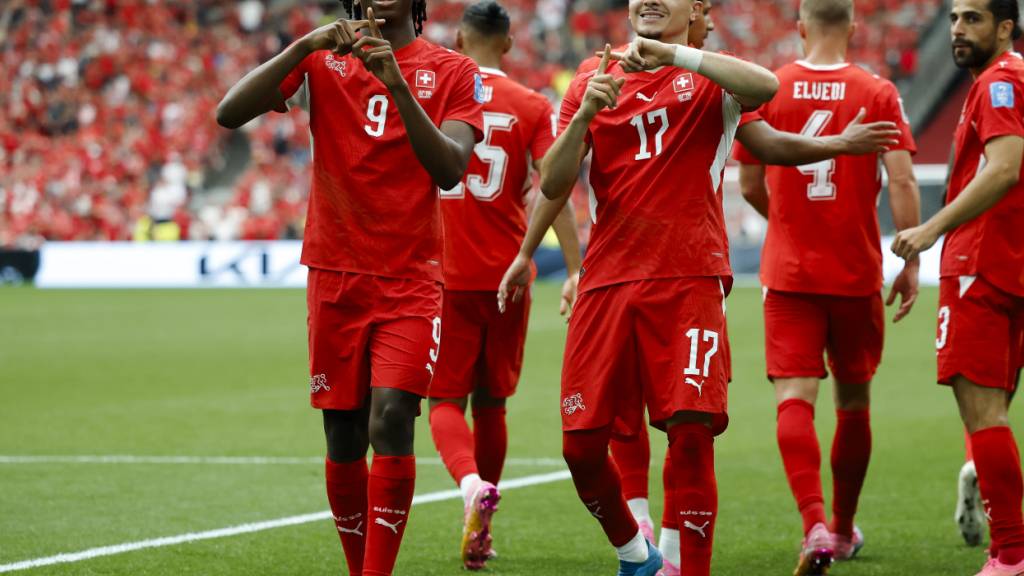 Johan Manzambi (links) und Ruben Vargas schossen die Tore zum 2:1-Sieg der Schweiz gegen Kanada
