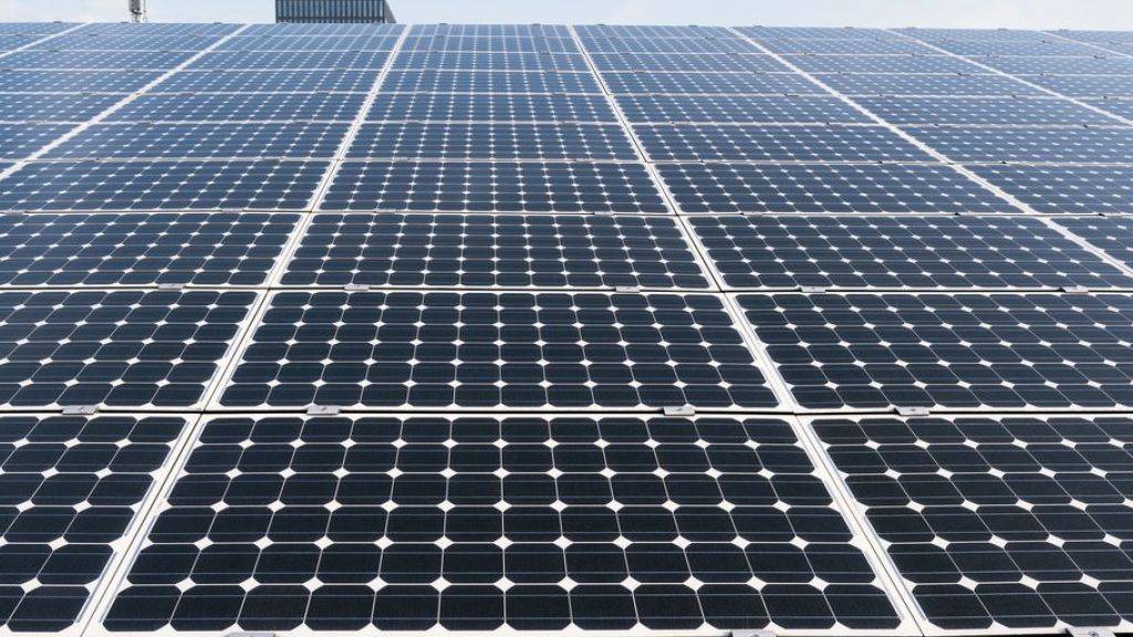 Schweizweit wurde im vergangenen Jahr eine Fläche von 1,7 Millionen Quadratmeter mit Solarmodulen bedeckt. Auf Industrie- und Gewerbebauten hingegen stagnierte der Bau von neuen Fotovoltaikanlagen. (Archivbild)