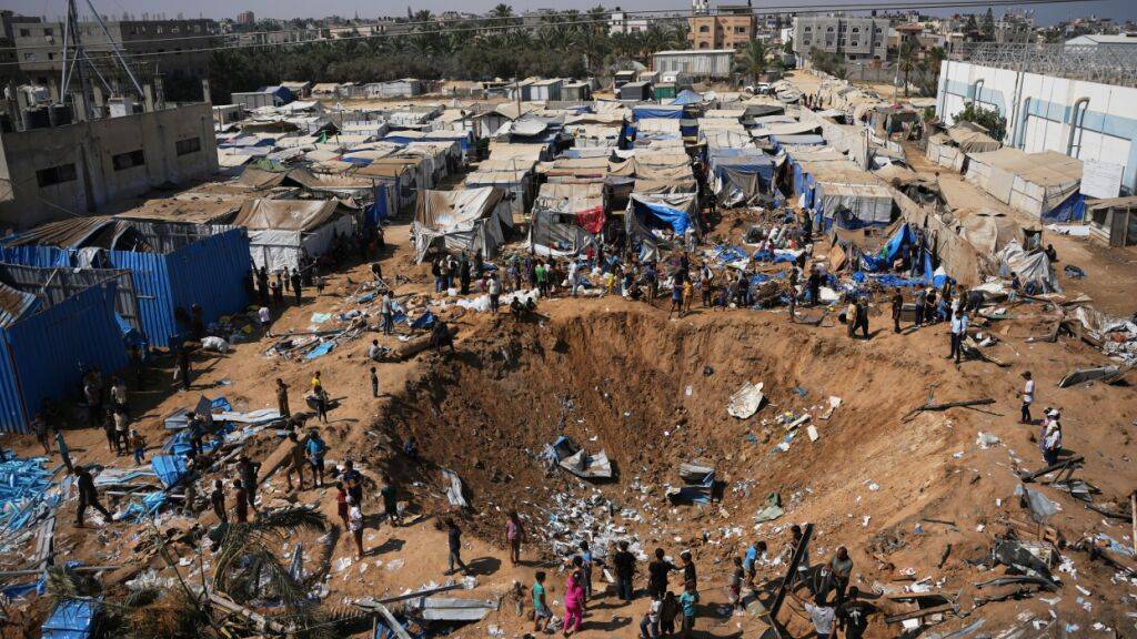 dpatopbilder - Palästinenser begutachten den Ort eines israelischen Luftangriffs. Foto: Abdel Kareem Hana/AP/dpa
