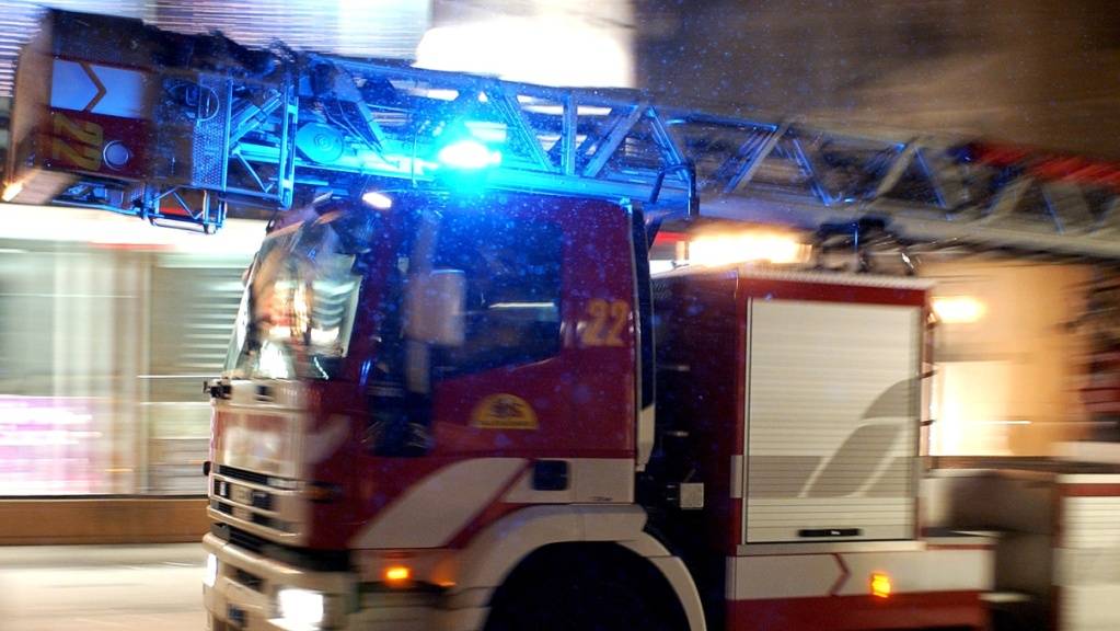 Ein Küchenbrand in einem Mehrfamilienhaus in Villmergen AG ist dank dem raschen Eingreifen der Feuerwehr glimpflich ausgegangen. (Symbolbild)