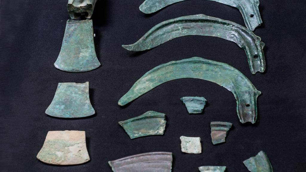 Der mit Metallsonden entdeckte Schatz aus der Spätbronzezeit umfasst 80 Objekte, die nun zuerst restauriert werden müssen.