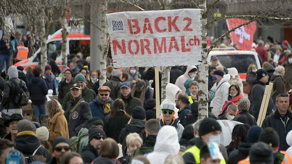 Bei der Demonstration gegen die Corona-Massnahmen am Samstag in Liestal wurde die Maskentragpflicht von praktisch allen Teilnehmenden ignoriert.