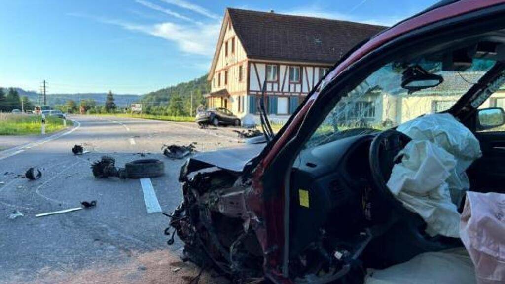 Bei einer heftigen Kollision zweier Autos in Wila verletzten sich eine 60-Jährige schwer und ein 28-Jähriger mittelschwer.