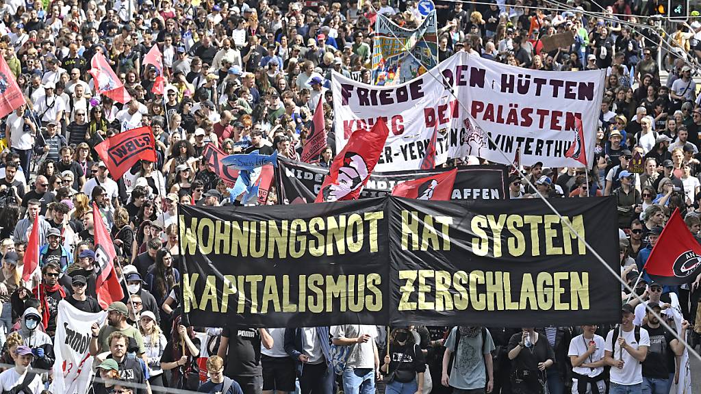 Am Wochenende fand in Zürich eine Demonstration mit Tausenden Personen statt. Der Regierungsrat will im Gesetz verankern, dass Polizeieinsätze an Demonstrationen, die aufgrund ihrer Grösse den Grundauftrag sprengen, verrechnet werden. (Archivbild)