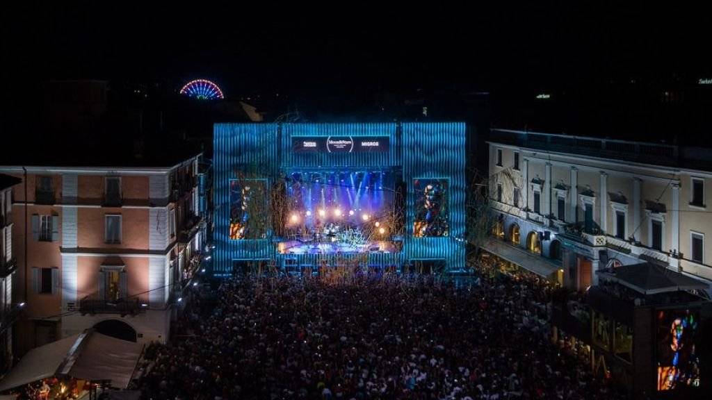 Nächsten Freitag startet in Locarno das Festival Moon&Stars, eines der malerischsten Musikfestivals der Schweiz. Sonderzüge bringen Fans auch mitten in der Nacht noch zurück in die Deutschschweiz, so dass der schmale Geldbeutel nicht durch Hotelkosten überstrapaziert wird. (Archivbild)
