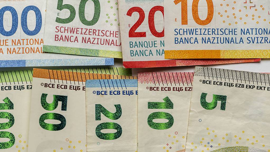 Schweizer Franken und Euro Banknoten. (Symbolbild)