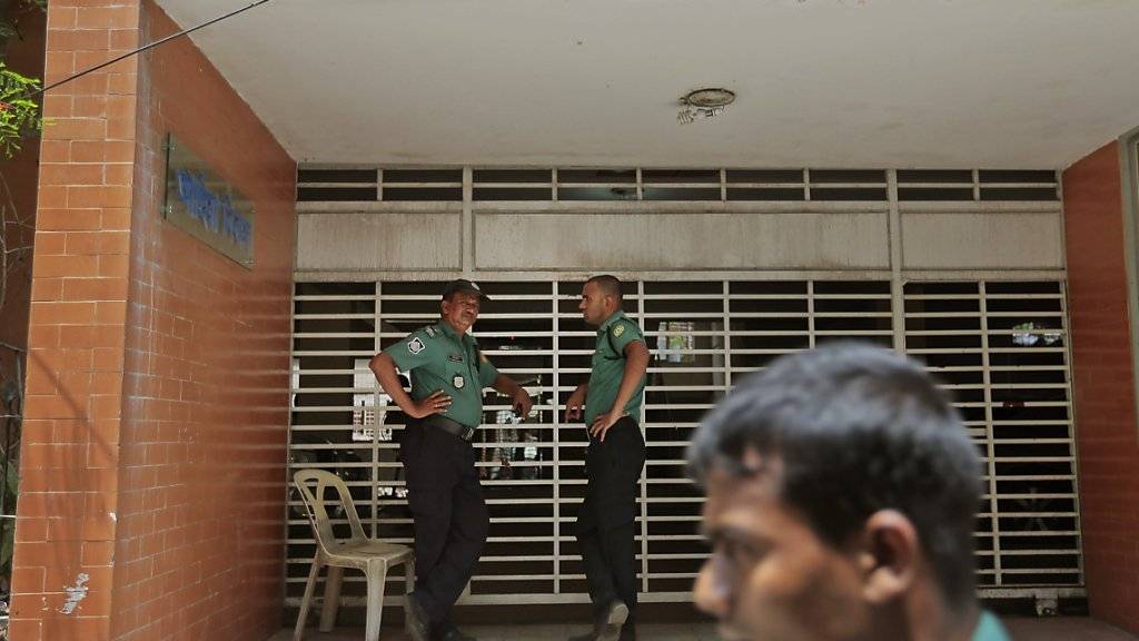 Zwei Polizisten bewachen das Gebäude, in welchem die beiden Homosexuellen-Aktivisten Ende April getötet wurden. (Archiv)