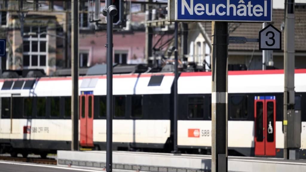 Mit einer direkten Verbindung soll sich die Fahrzeit mit der Eisenbahn zwischen Neuenburg und La Chaux-de-Fonds deutlich verkürzen. (Archivbild)