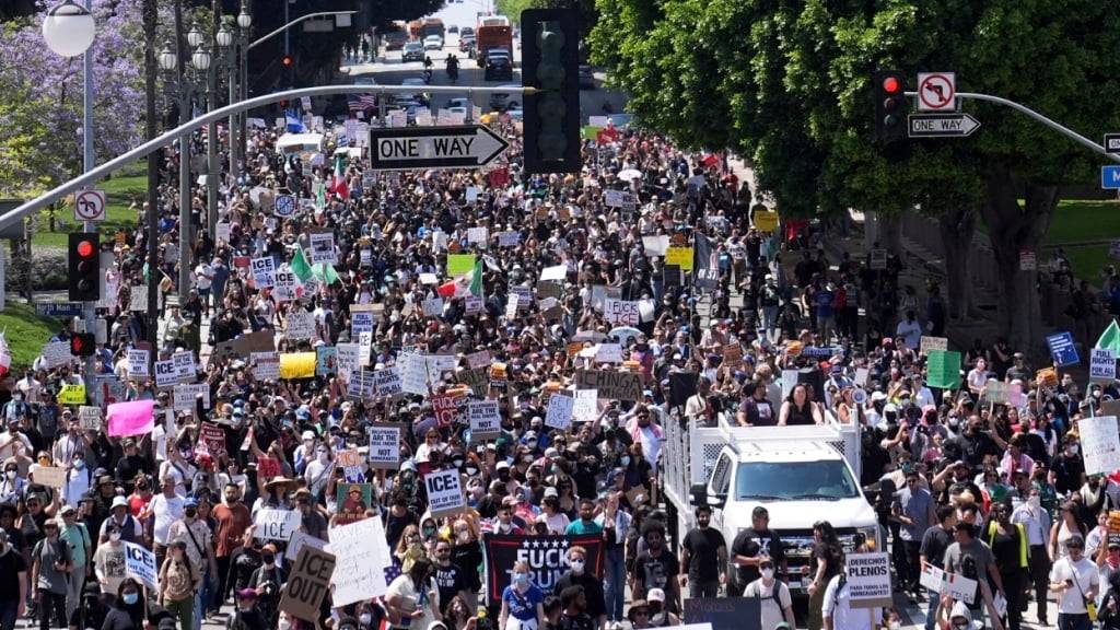 Demonstranten protestieren gegen eine Operation der US-Einwanderungsbehörde, bei der Dutzende von Menschen festgenommen wurden. Foto: Jae Hong/AP/dpa