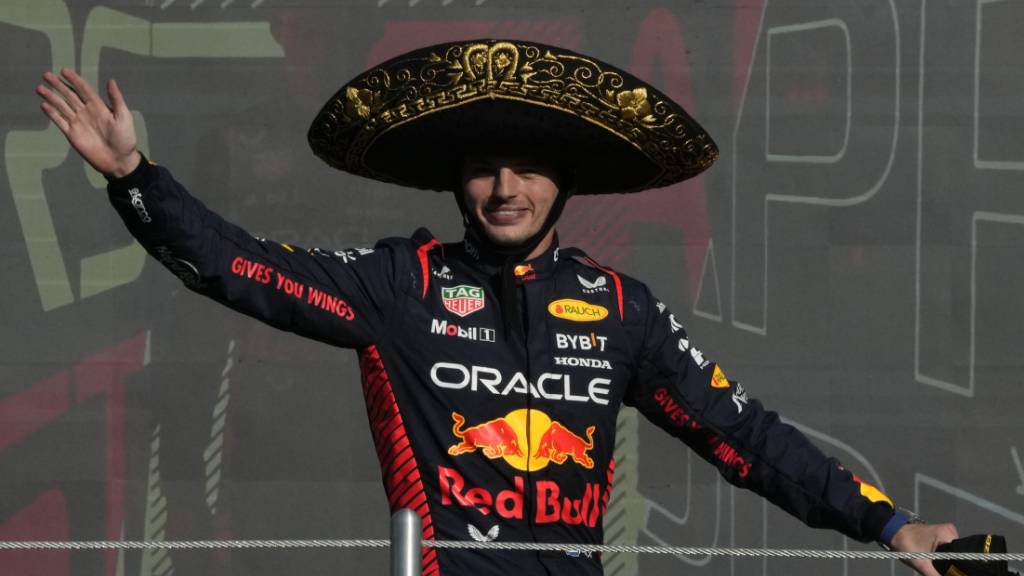 Max Verstappen feiert in Mexiko mit Sombrero seinen Rekordsieg