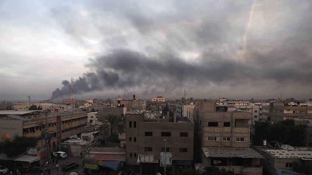 Rauch steigt nach israelischen Angriffen über Chan Junis auf. Foto: Mohammed Dahman/AP/dpa