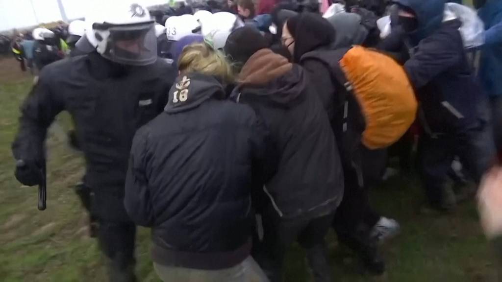 Zusammenstösse zwischen Polizei und Demonstranten bei Lützerath