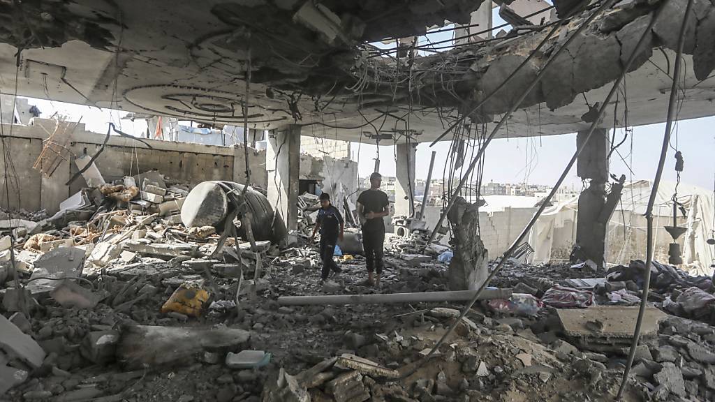 Palästinenser stehen in den Trümmern eines Hauses nach einem israelischen Luftangriff, bei dem mehrere Menschen getötet wurden. Foto: Ismael Abu Dayyah/AP/dpa