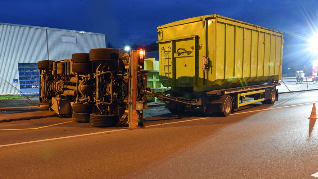 Lastwagen verliert Mulde und kippt zur Seite – Sachschaden von 200'000 Franken