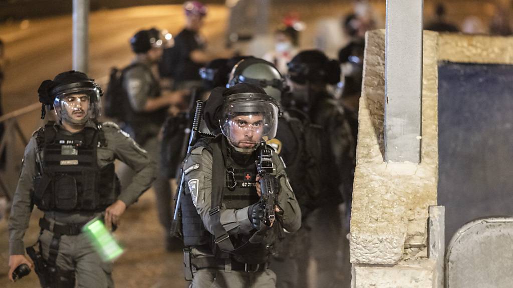 Israelische Sicherheitskräfte während Zusammenstößen mit Demonstranten in Jerusalems Altstadt. Foto: Ilia Yefimovich/dpa