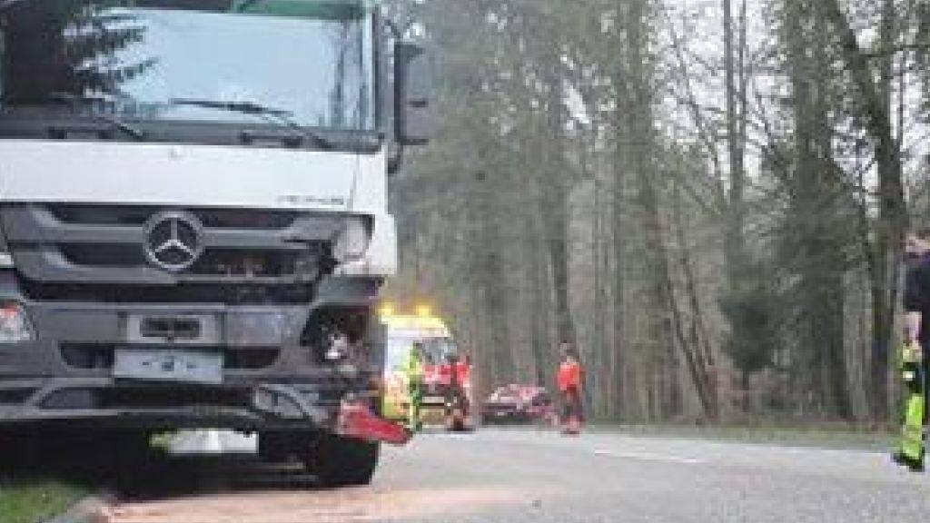Für einen 18-jährigen Autofahrer endete ein Zusammenprall mit einem Lastwagen am Dienstag in Rupperswil AG tödlich.