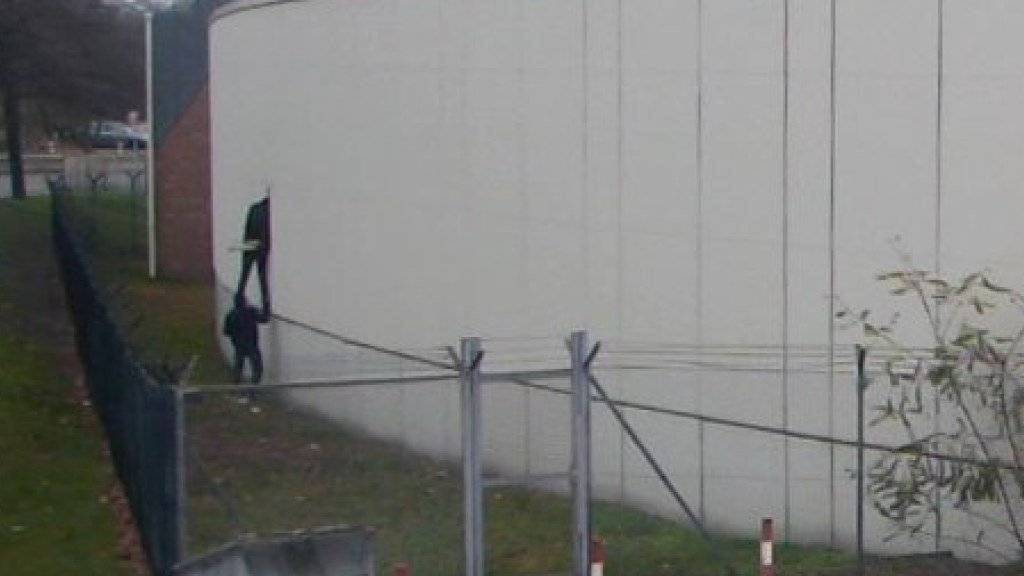 Die Aufnahme einer Überwachungskamera zeigt die Flucht der Häftlinge. Einer hat sich nun gestellt.