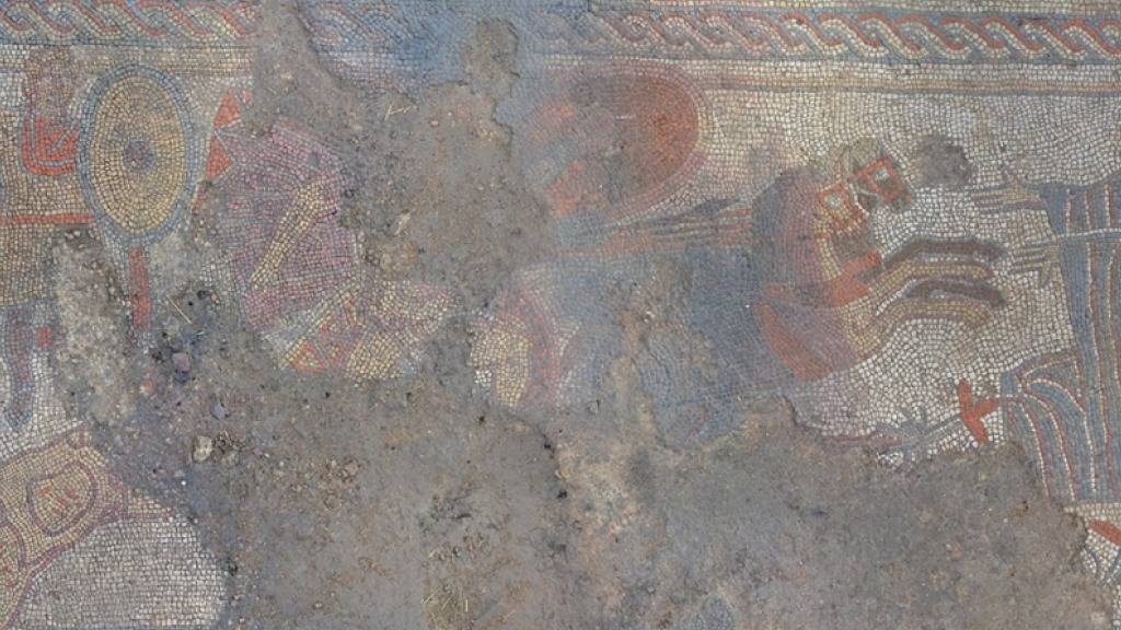 HANDOUT - Das Foto vom archäologischen Dienst der Universität Leicester zeigt das einzigartige Mosaik. Foto: Ulas/PA Media/dpa - ACHTUNG: Nur zur redaktionellen Verwendung im Zusammenhang mit der aktuellen Berichterstattung und nur mit vollständiger Nennung des vorstehenden Credits