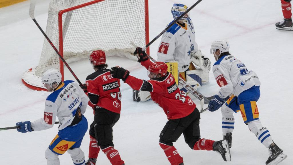 Eins von sieben Toren für Lausanne: Théo Rochette und Erik Brännström (mitte) jubeln über das 4:0 gegen Zug