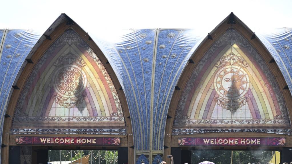 Menschen stehen Schlange, um den DreamVille-Campingplatz auf dem Tomorrowland-Festival für elektronische Musik in Boom zu betreten. Gestern zerstörte ein Feuer die Hauptbühne des Festivalgeländes auf dem Gelände ‹De Schorre› in Boom, wo morgen der erste Tag auf dem Programm steht. Foto: Tom Goyvaerts/Belga/dpa