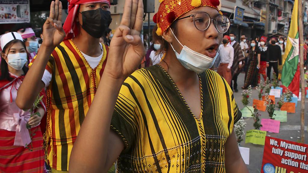 Demonstranten nehmen an einem Protest gegen die Militärjunta in Myanmar teil. Die Militärjunta hat am 24. März mehr als 600 festgenommene Demonstranten freigelassen. Foto: Uncredited/AP/dpa