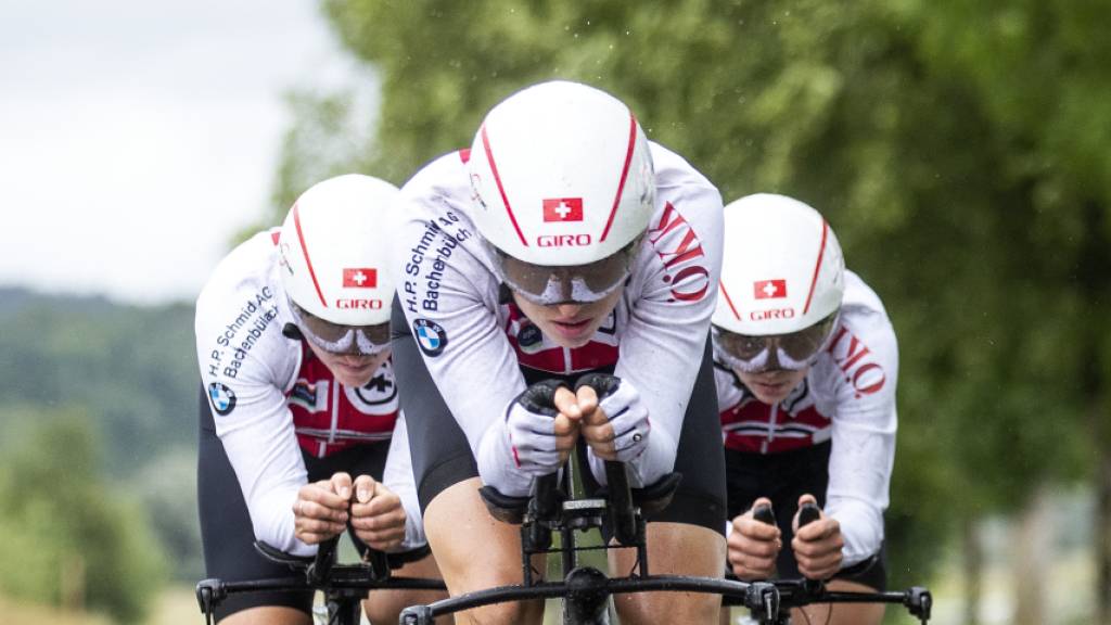 Marlen Reusser (vorne in der Mitte) im Training im Juni mit den Kolleginnen von Swiss Cycling, Kathrin Stirnemann (links) und Elise Chabbey (rechts)