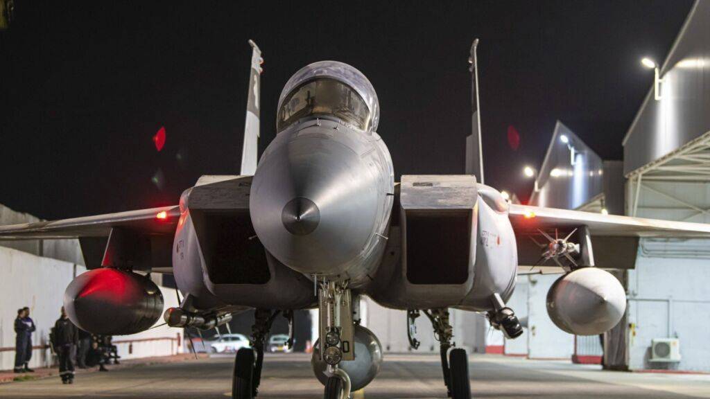 HANDOUT - Auf diesem von der israelischen Armee zur Verfügung gestellten Foto startet ein bewaffnetes F-15 Flugzeug der israelischen Luftwaffe von einem unbekannten Ort in Israel aus zum Angriff auf den Iran. Foto: -/Israeli Army/AP/dpa - ACHTUNG: Nur zur redaktionellen Verwendung und nur mit vollständiger Nennung des vorstehenden Credits