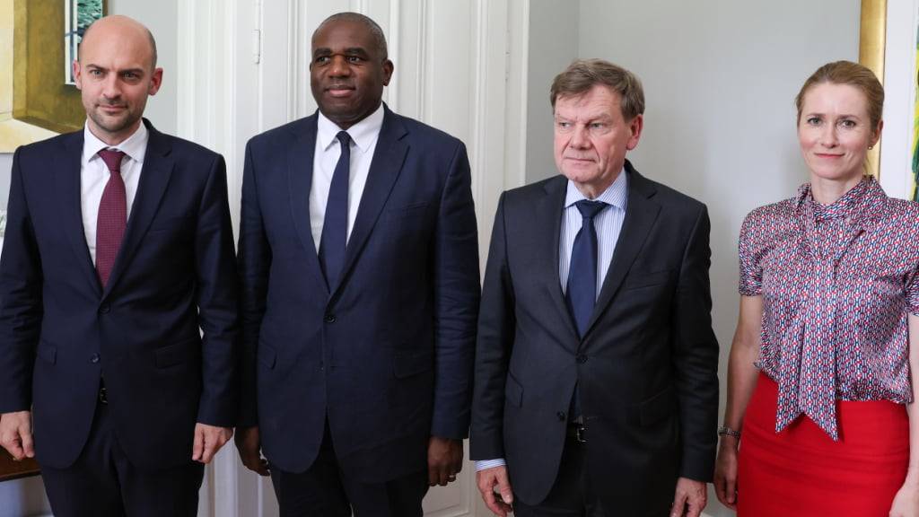 HANDOUT - Auf diesem vom französischen Außenministerium veröffentlichten Foto treffen sich der französische Minister für Europa und auswärtige Angelegenheiten, Jean-Noel Barrot (l-r), David Lammy, Außenminister von Großbritannien, der deutsche Außenminister Johann Wadephul und EU-Außenbeauftragte Kaja Kallas. Foto: Philemon Henry/-/ - ACHTUNG: Nur zur redaktionellen Verwendung im Zusammenhang mit der aktuellen Berichterstattung und nur mit vollständiger Nennung des vorstehenden Credits