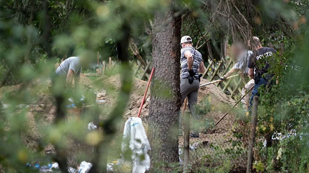 Im Fall der verschwundenen Maddie McCann setzt die Polizei die Durchsuchung einer Kleingarten-Parzelle in Hannover fort. Foto: Peter Steffen/dpa - ACHTUNG: Personen wurden aus rechtlichen Gründen gepixelt