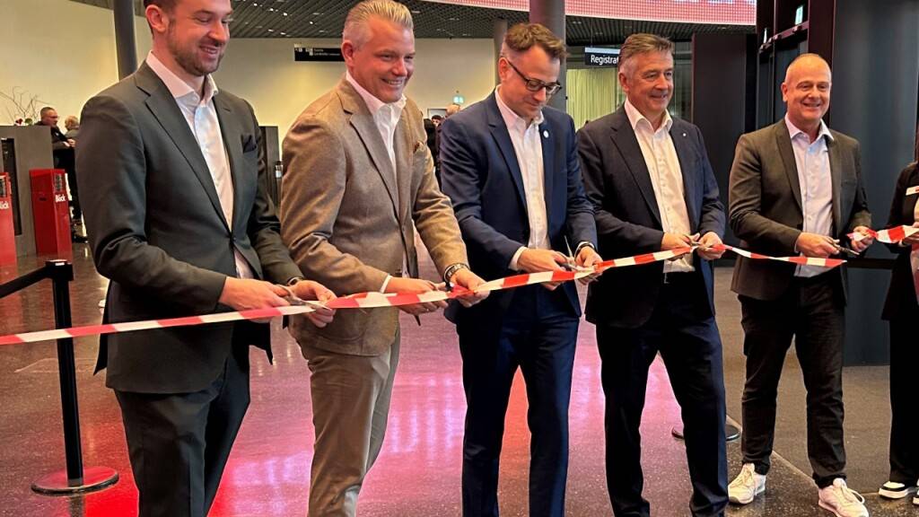 Ribbon Cut bei der Swissbau 2024 mit dem CEO Exhibitions & Events Roman Imgrüth, Group CEO Florian Faber, dem Basler Regierungsrat Kaspar Sutter, Ständerat und Bauenschweiz-Präsident Hans Wicki und Swissbau-Leiter Rudolf Pfander (v.l.n.r.)