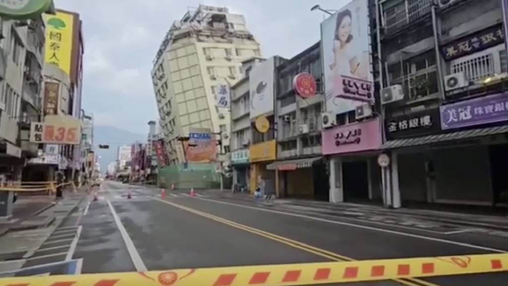 Straßen in Hualien sind abgesperrt, nachdem der Osten von Taiwan von einer Reihe von Erdbeben erschüttert wurde. Foto: Uncredited/TVBS/AP/dpa - ACHTUNG: Nur zur redaktionellen Verwendung und nur mit vollständiger Nennung des vorstehenden Credits, Wasserzeichen darf nicht entfernt werden