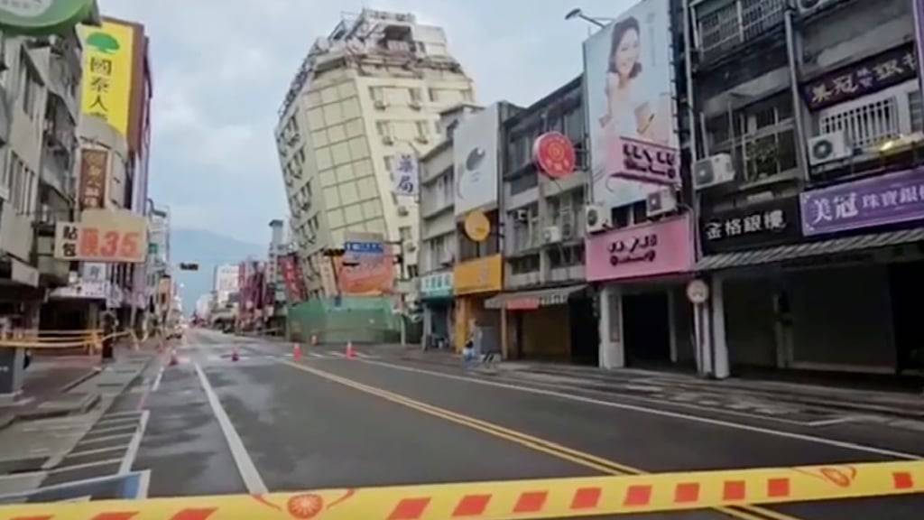 Straßen in Hualien sind abgesperrt, nachdem der Osten von Taiwan von einer Reihe von Erdbeben erschüttert wurde. Foto: Uncredited/TVBS/AP/dpa - ACHTUNG: Nur zur redaktionellen Verwendung und nur mit vollständiger Nennung des vorstehenden Credits, Wasserzeichen darf nicht entfernt werden