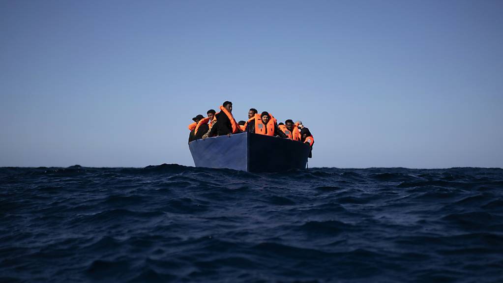 Migranten aus Eritrea, Ägypten, Syrien und dem Sudan warten an Bord eines Holzbootes im Mittelmeer etwa 110 Meilen nördlich von Libyen darauf, von Helfern der spanischen NGO «Open Arms» unterstützt zu werden.