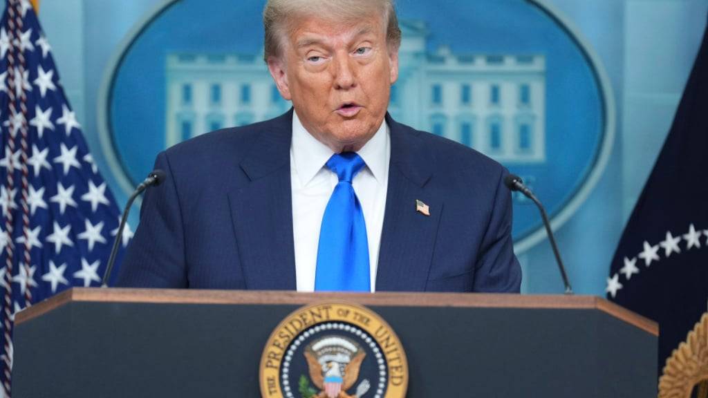 US-Präsident Donald Trump spricht im Besprechungsraum des Weißen Hauses in Washington zu den Medien. Foto: Jacquelyn Martin/AP/dpa