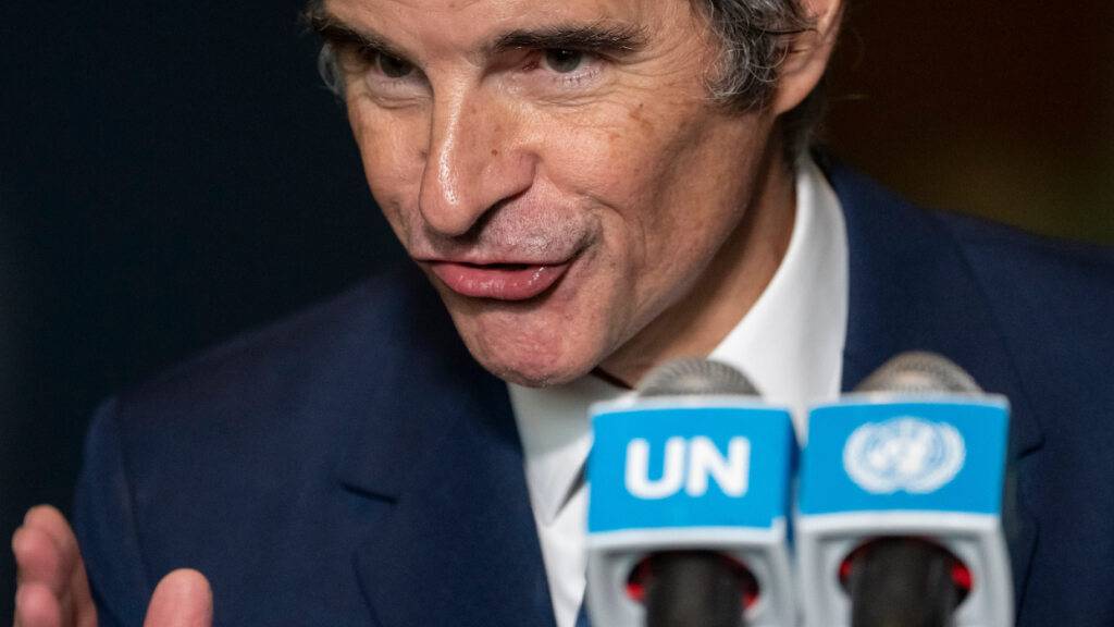 ARCHIV - Rafael Grossi, Generaldirektor der Internationalen Atomenergie-Organisation (IAEA) und Kandidat für das Amt des Generalsekretärs der Vereinten Nationen, spricht während einer Pressekonferenz im UN-Hauptquartier in New York. Foto: Yuki Iwamura/AP/dpa
