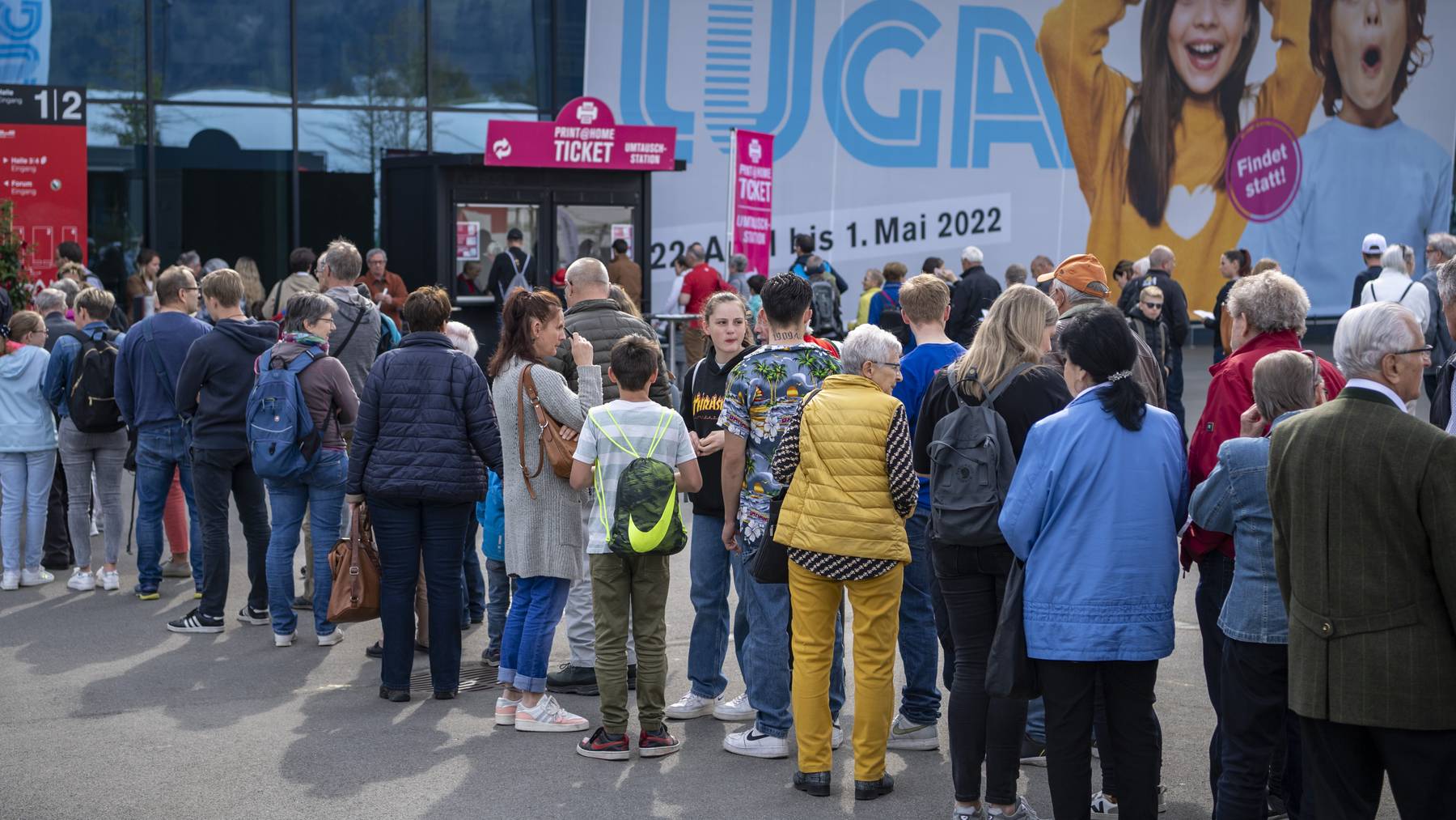 Die Besucher stehen schlange, am Eingang zur 43. Zentralschweizer Fruehlingsmesse Luga, welche nach einer Pause von 2 Jahren erstmals wieder stattfindet, am Freitag, 22. April 2022, auf der Allmend in Luzern.