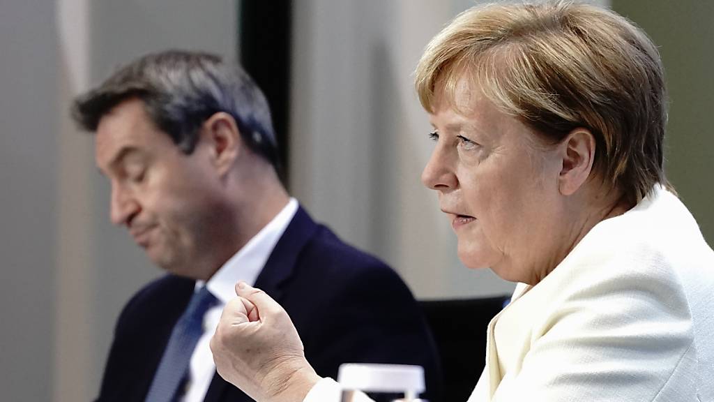 ARCHIV - Bundeskanzlerin Angela Merkel (CDU) und Markus Söder (CSU), Ministerpräsident von Bayern und CSU-Vorsitzender. Foto: Kay Nietfeld/dpa