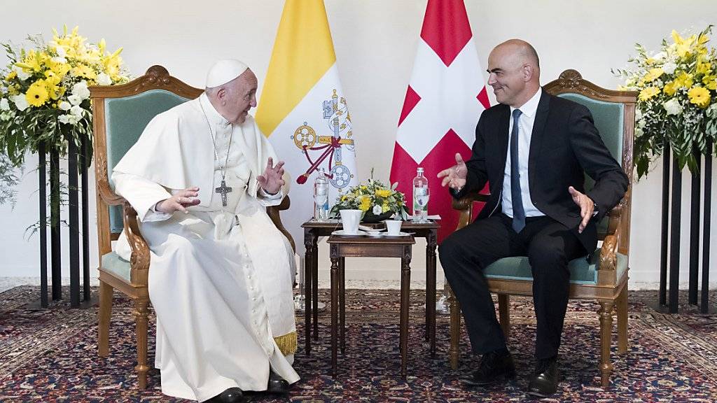Bundespräsident Alain Berset ist mit Papst Franziskus in Genf zu einem offiziellen Gespräch zusammengetroffen.