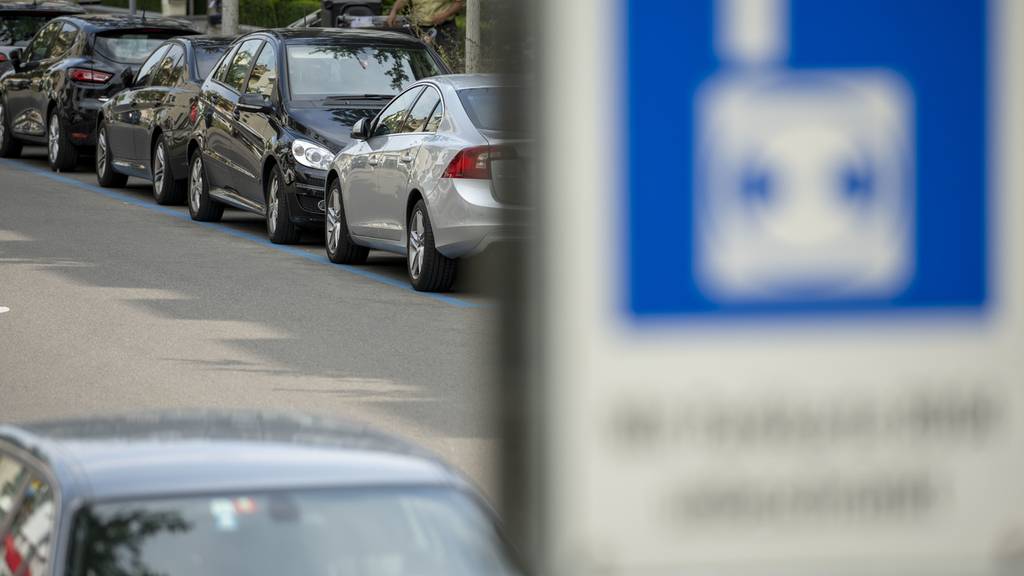 Der kommunale Verkehrsplan sieht vor, Parkplätze in der Stadt Zürich abzubauen. Die Bewohnerinnen und Bewohner finden das nicht mehr so gut. 