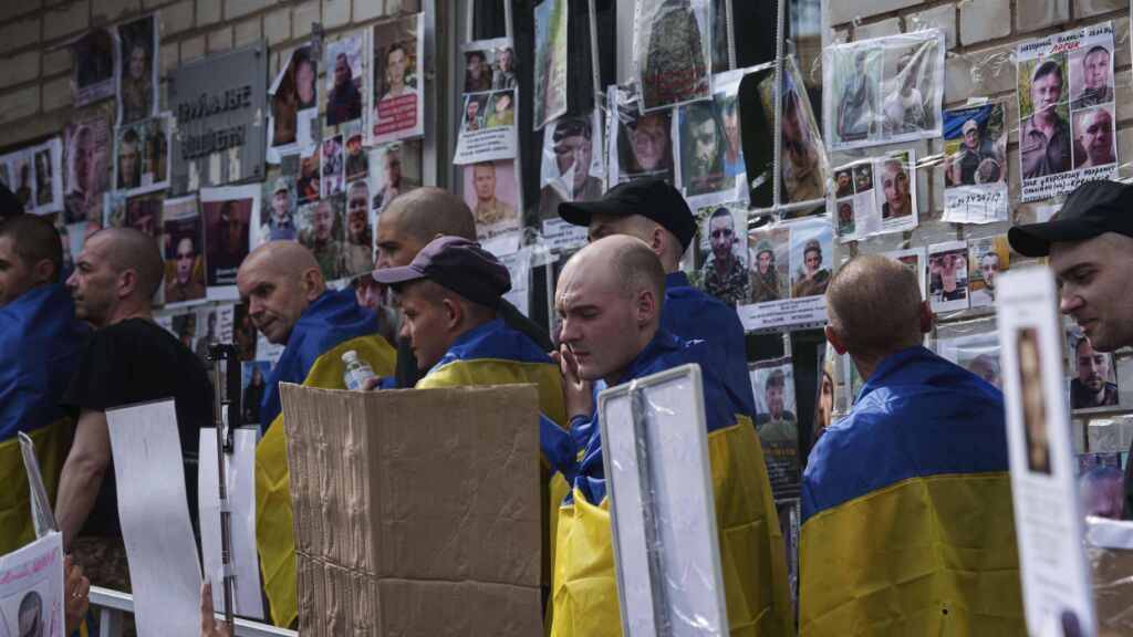Ukrainische Soldaten, die nach einem Kriegsgefangenenaustausch zwischen Russland und der Ukraine aus der Gefangenschaft in die Region Tschernihiw zurückgekehrt sind. Foto: Evgeniy Maloletka/AP/dpa